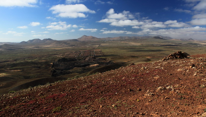 La Capellanía and Montaña de Ecanfraga from Bayuyo summ